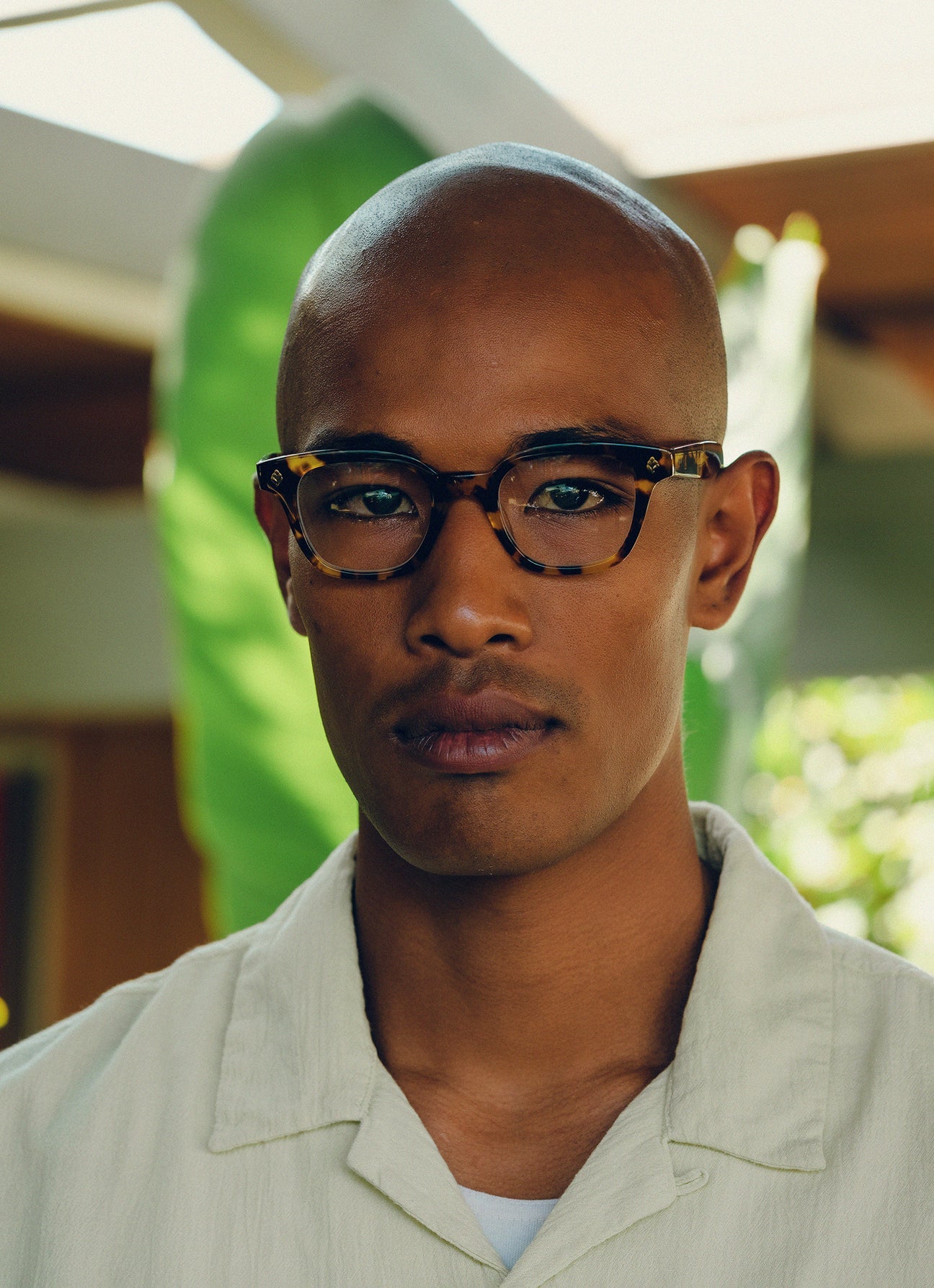 With rich materials and a bold silhouette, the Naples Black Laminate eyeglass frame infuses a modern design with vintage sensibility. Palm leaf plaques embellish the exaggerated end pieces for a look that's equal parts minimal and striking. Select colorways are crafted from the new bio-based acetate. Hand Finished in LA. 